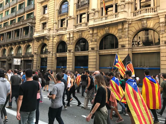 Concentración con banderas españolas en la plaza de un ayuntamiento