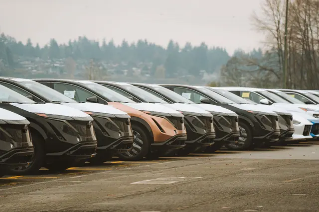 Fila de coches nuevos aparcados en un concesionario