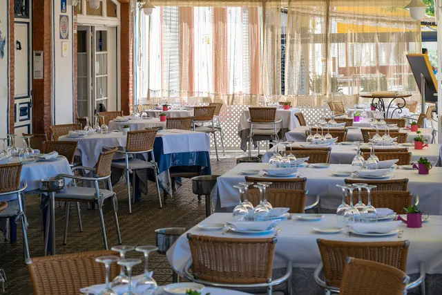Mesas puestas en la terraza de un restaurante vacío