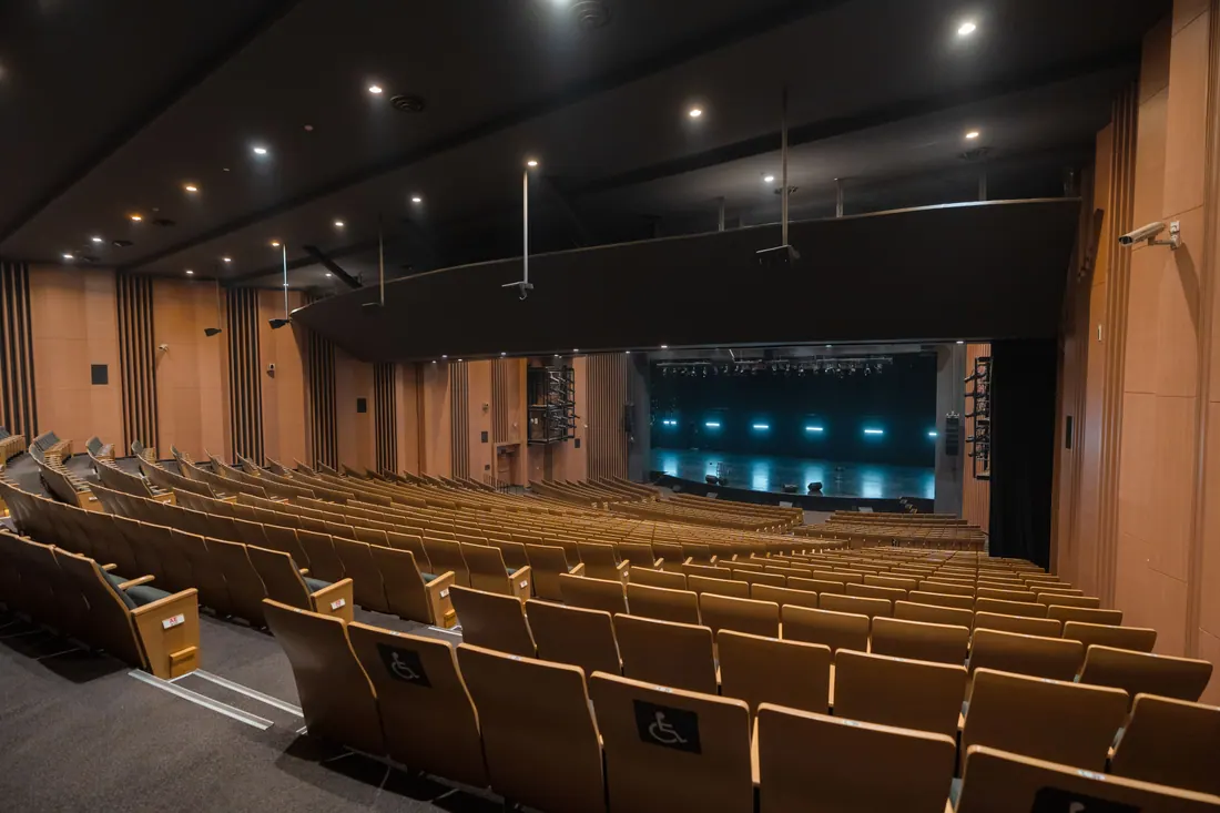 Interior de un auditorio vacío con butacas orientadas al escenario