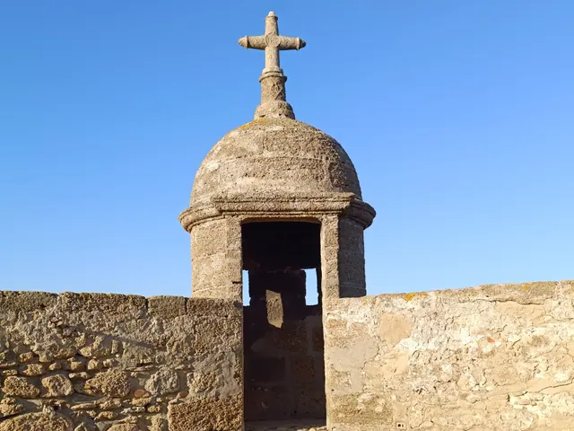 Muro de un cementerio rural asturiano, escenario de exhumaciones de fosas de la Guerra Civil