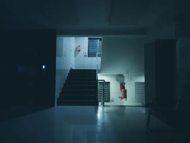 Escalera iluminada en el interior de un edificio durante la noche