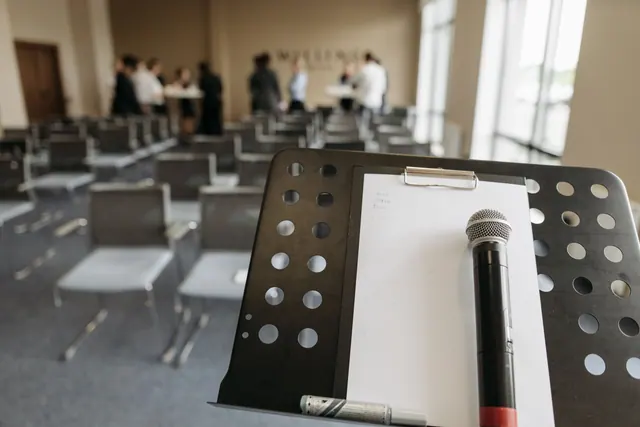 Micrófono y portapapeles en primer plano en una sala de conferencias