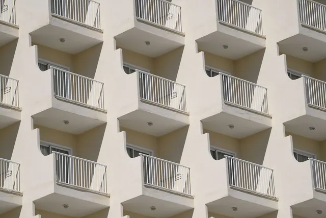 Fachada de un edificio con balcones repetidos en varias plantas