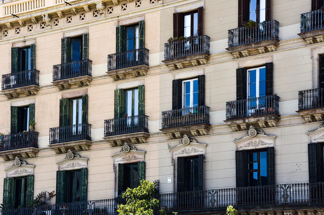 Fachada de un edificio clásico con balcones de hierro forjado