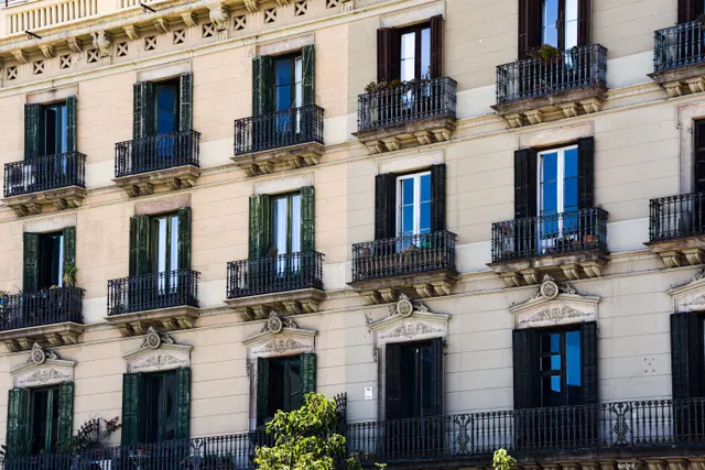 Fachada de un edificio clásico con balcones de hierro forjado