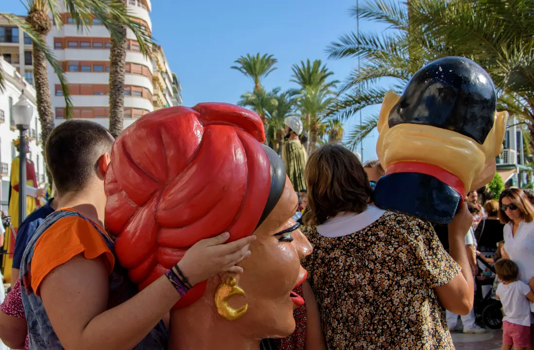 Cabezudos gigantes entre el público en una fiesta callejera