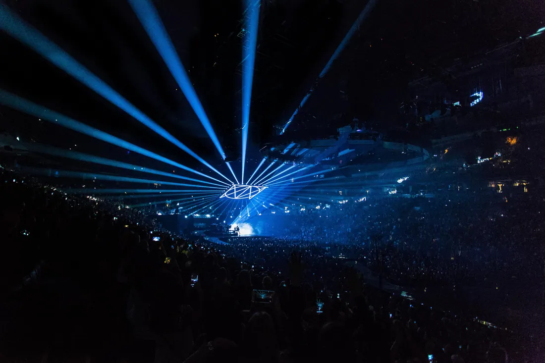Concierto multitudinario en un pabellón con juego de luces azules