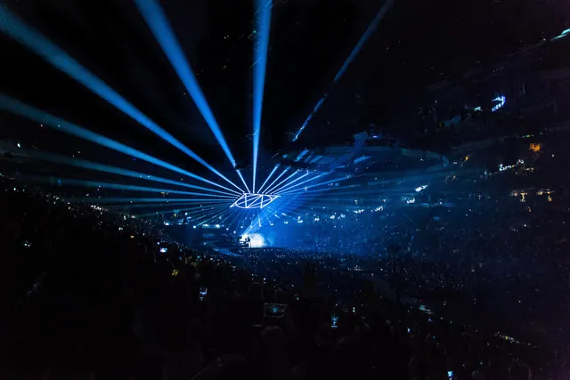 Concierto multitudinario en un pabellón con juego de luces azules