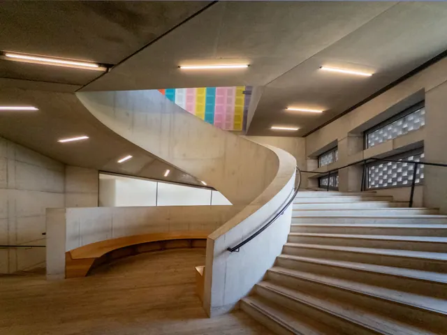 Escalera curva de hormigón en el interior de un edificio moderno