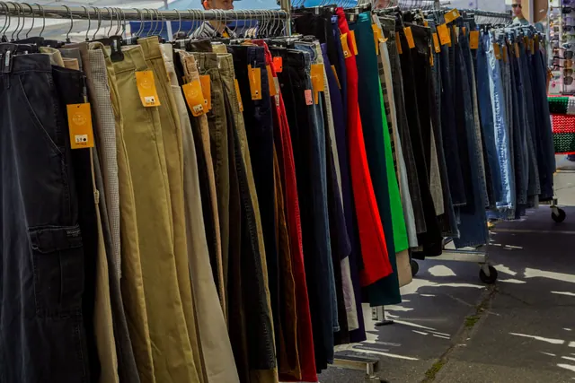 Pantalones colgados en un puesto de mercadillo