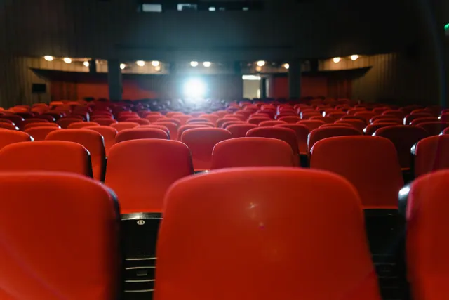 Butacas rojas vacías en una sala de cine o teatro