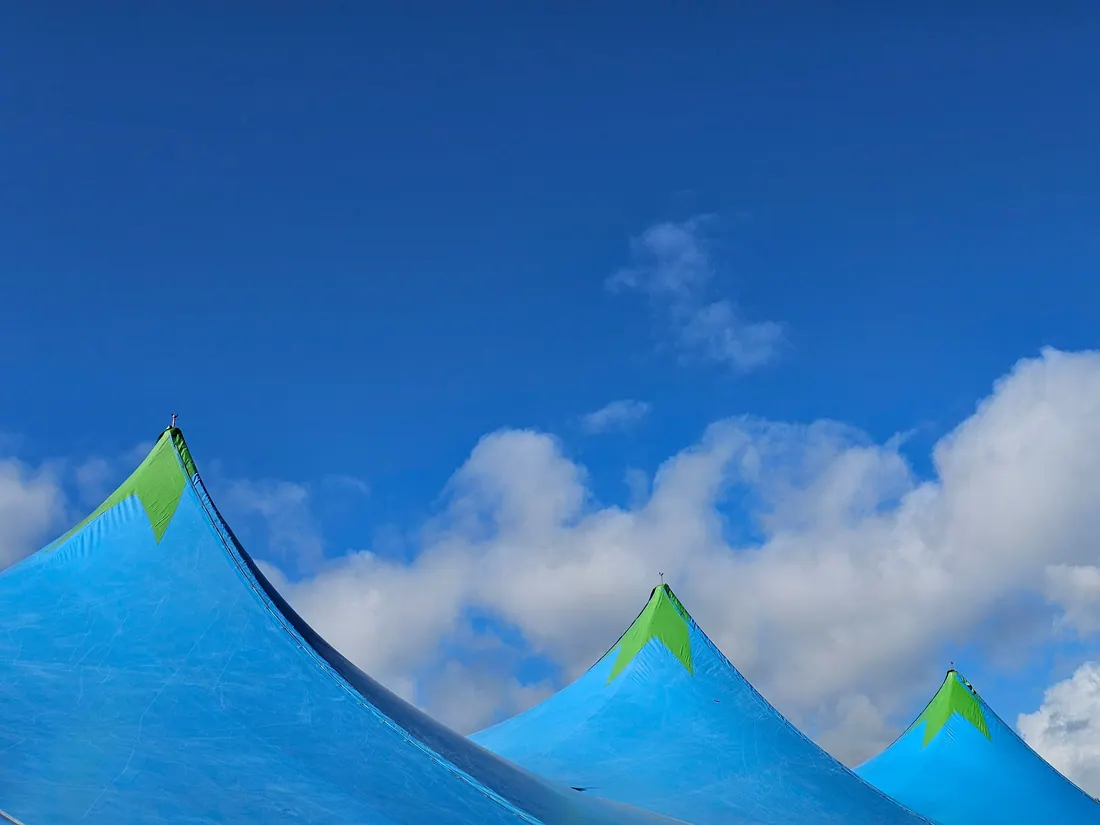 Cúpulas de carpas azules bajo un cielo con nubes