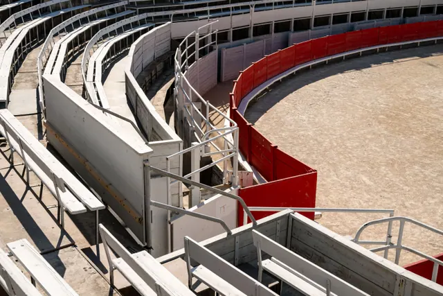 Graderío vacío de una plaza de toros