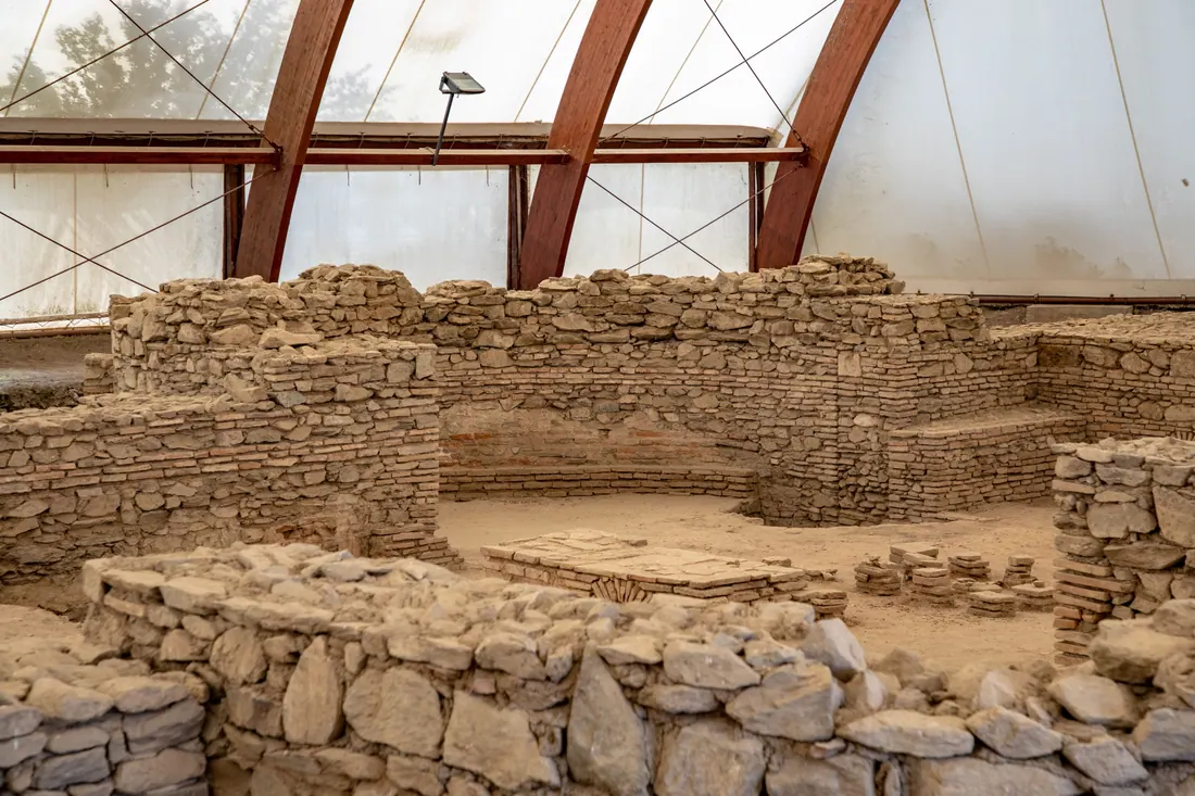 Restos arqueológicos de piedra bajo una cubierta protectora