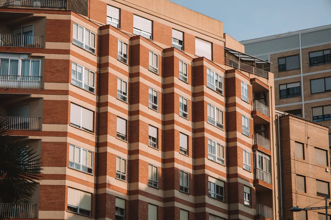 Fachada de un bloque de viviendas con balcones en una ciudad