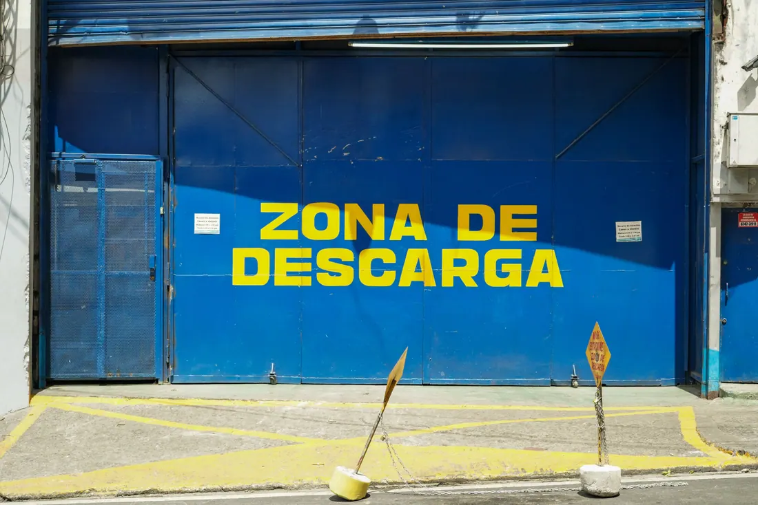 Plaza de aparcamiento delimitada con líneas amarillas en una calle urbana