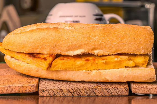 Bocadillo de tortilla de patata sobre una tabla de madera
