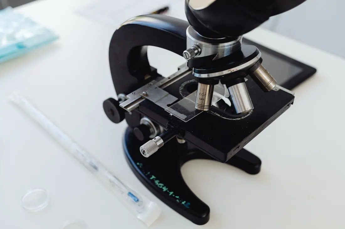 Un microscopio sobre una mesa de laboratorio