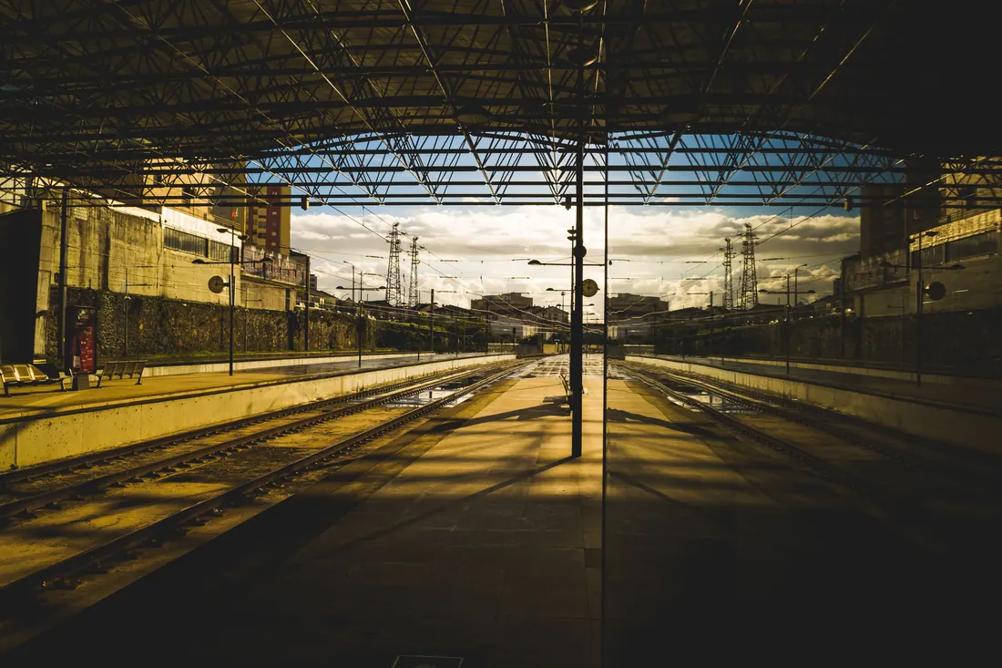 Andenes vacíos de una estación de tren al atardecer