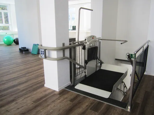 Plataforma elevadora para sillas de ruedas instalada en una escalera
