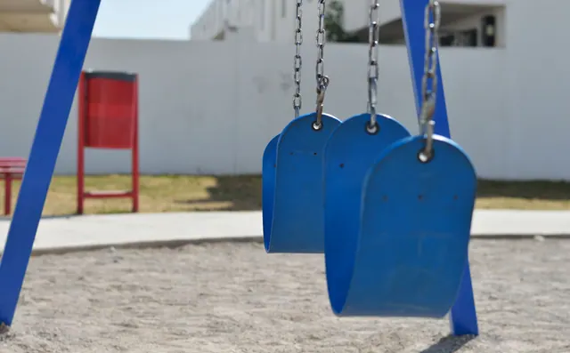 Columpios vacíos en un parque infantil