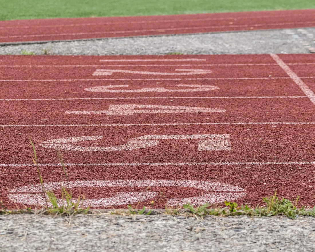 Pista de atletismo con numeración de calles pintada en el suelo