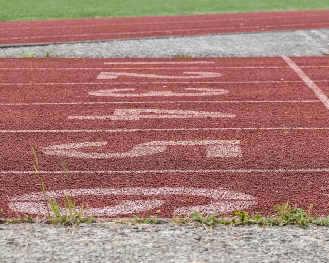 Pista de atletismo con numeración de calles pintada en el suelo