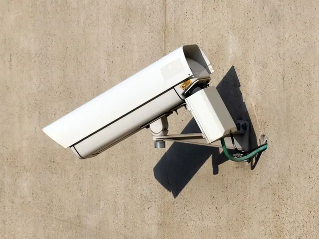 Cámara de videovigilancia instalada en una pared exterior