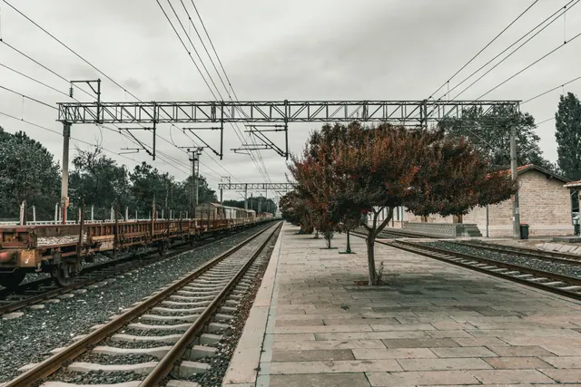 Vías de tren vacías en el andén de una estación ferroviaria
