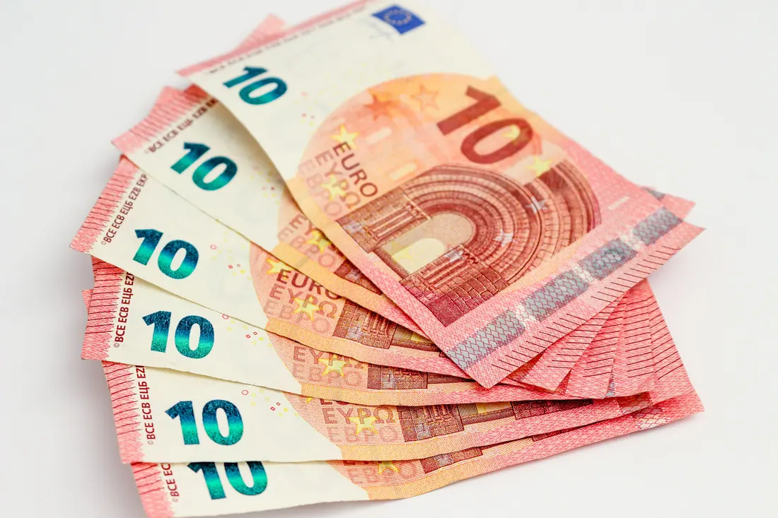Varios billetes de diez euros extendidos en abanico
