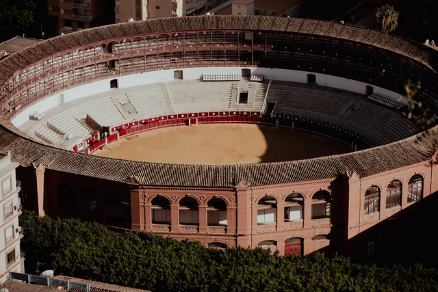 Vista aérea de una plaza de toros vacía