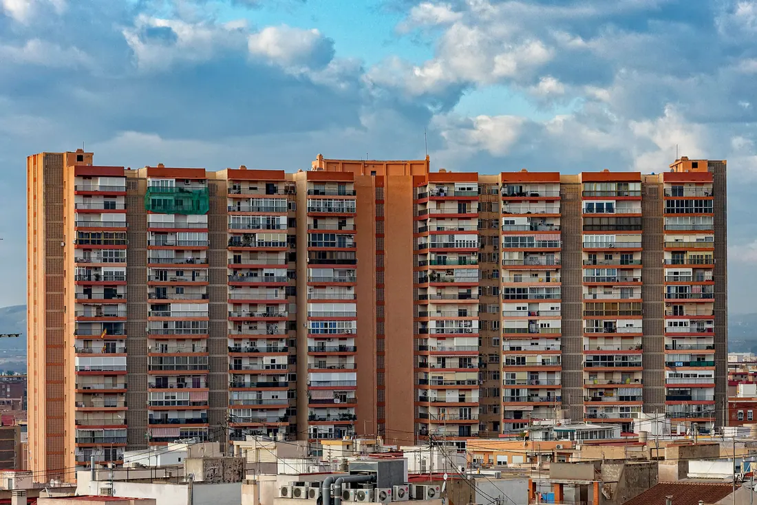 Bloque de viviendas de gran altura en una ciudad