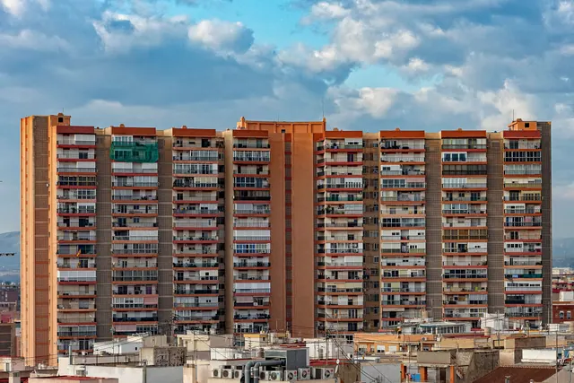 Bloque de viviendas de gran altura en una ciudad