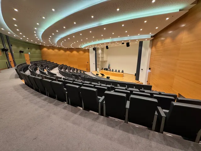 Auditorio vacío con butacas en semicírculo y escenario al fondo